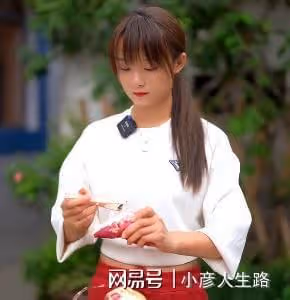 「JK廚娘」嚴素玩擦邊?用腳洗紅薯被批低俗,網友:建議封殺