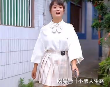 「JK廚娘」嚴素玩擦邊?用腳洗紅薯被批低俗,網友:建議封殺