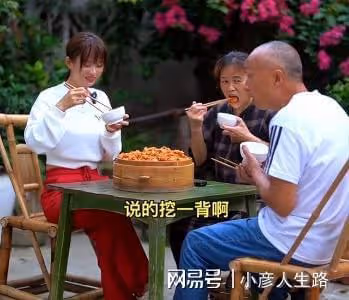 「JK廚娘」嚴素玩擦邊?用腳洗紅薯被批低俗,網友:建議封殺