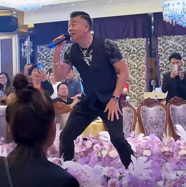 61歲港星吳毅將婚禮上演出!拍胸跺腳動作浮誇,唱愛國歌曲中氣足