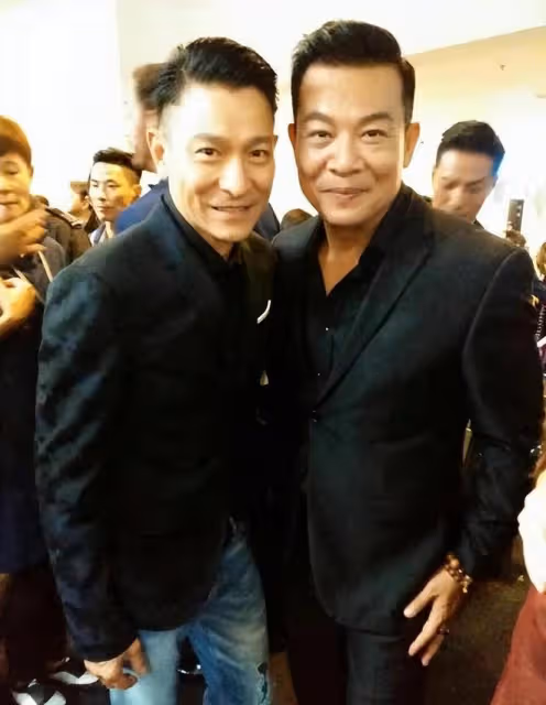 61歲港星吳毅將婚禮上演出!拍胸跺腳動作浮誇,唱愛國歌曲中氣足