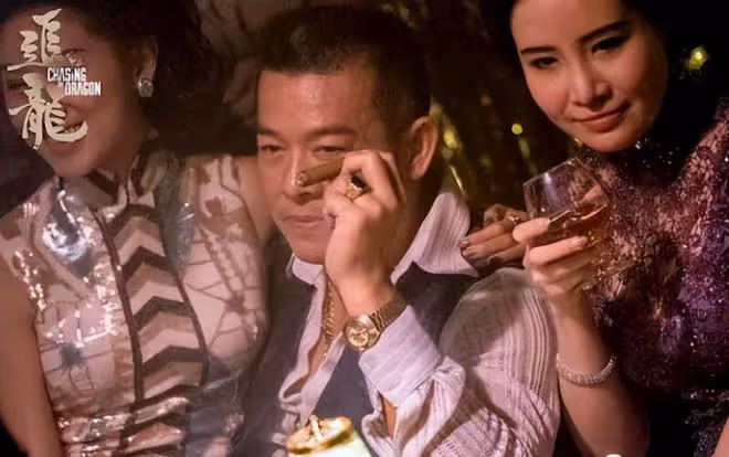 61歲港星吳毅將婚禮上演出!拍胸跺腳動作浮誇,唱愛國歌曲中氣足