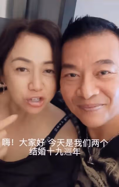 61歲港星吳毅將婚禮上演出!拍胸跺腳動作浮誇,唱愛國歌曲中氣足