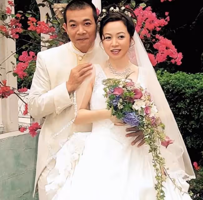 61歲港星吳毅將婚禮上演出!拍胸跺腳動作浮誇,唱愛國歌曲中氣足