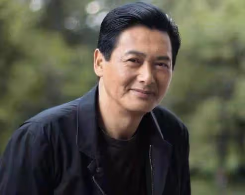 周潤發二婚妻子素顏外出,今63歲打扮宛如少女,結婚35年至今無子,網友:活得漂亮