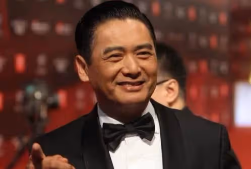 周潤發二婚妻子素顏外出,今63歲打扮宛如少女,結婚35年至今無子,網友:活得漂亮