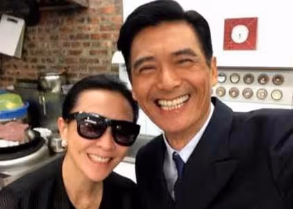 周潤發二婚妻子素顏外出,今63歲打扮宛如少女,結婚35年至今無子,網友:活得漂亮