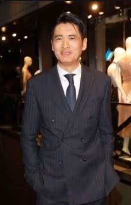 周潤發二婚妻子素顏外出,今63歲打扮宛如少女,結婚35年至今無子,網友:活得漂亮