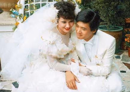 周潤發二婚妻子素顏外出，今63歲打扮宛如少女，結婚35年至今無子，網友：活得漂亮