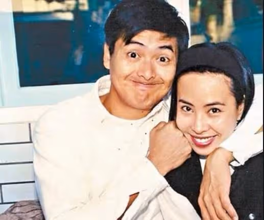 周潤發二婚妻子素顏外出，今63歲打扮宛如少女，結婚35年至今無子，網友：活得漂亮