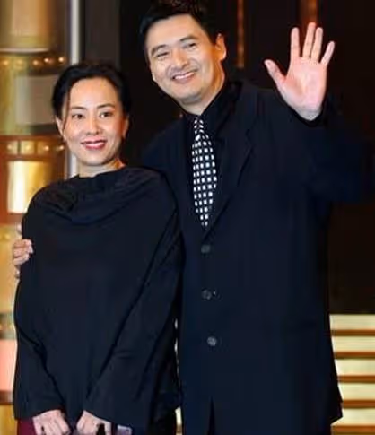 周潤發二婚妻子素顏外出，今63歲打扮宛如少女，結婚35年至今無子，網友：活得漂亮