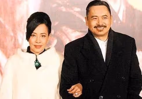 周潤發二婚妻子素顏外出，今63歲打扮宛如少女，結婚35年至今無子，網友：活得漂亮