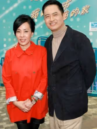 周潤發二婚妻子素顏外出，今63歲打扮宛如少女，結婚35年至今無子，網友：活得漂亮