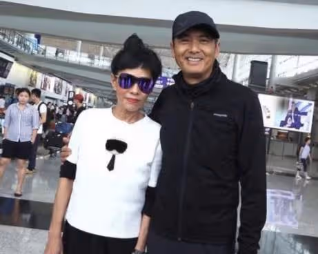 周潤發二婚妻子素顏外出，今63歲打扮宛如少女，結婚35年至今無子，網友：活得漂亮
