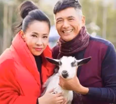 周潤發二婚妻子素顏外出，今63歲打扮宛如少女，結婚35年至今無子，網友：活得漂亮