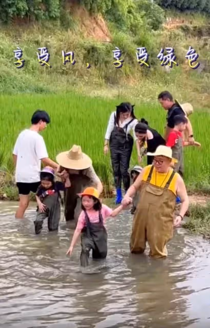 郝劭文帶7歲繼女下地幹活,穿背心戴草帽真接地氣,父女倆真溫馨