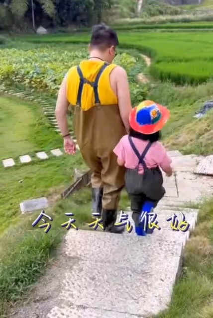 郝劭文帶7歲繼女下地幹活,穿背心戴草帽真接地氣,父女倆真溫馨