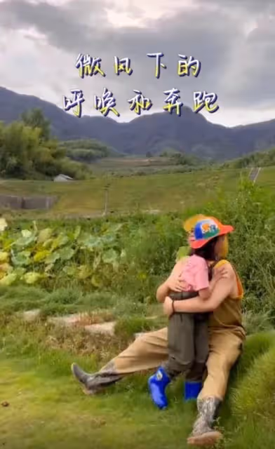 郝劭文帶7歲繼女下地幹活,穿背心戴草帽真接地氣,父女倆真溫馨