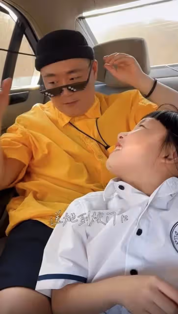 郝劭文帶7歲繼女下地幹活,穿背心戴草帽真接地氣,父女倆真溫馨