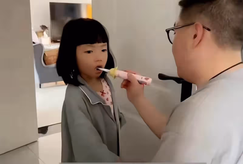 郝劭文帶7歲繼女下地幹活,穿背心戴草帽真接地氣,父女倆真溫馨