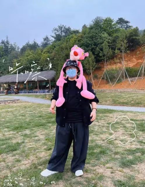 郝劭文帶7歲繼女下地幹活,穿背心戴草帽真接地氣,父女倆真溫馨