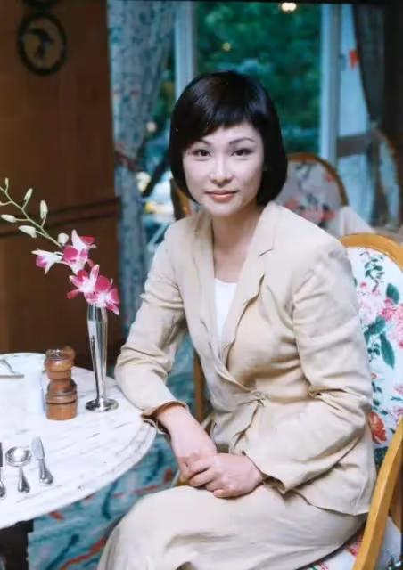 聽聞繼母對女兒不好,張月麗不讓孩子受委屈,接回身邊砸千萬培養今名校畢業,淚訴:是此生最棒的禮物