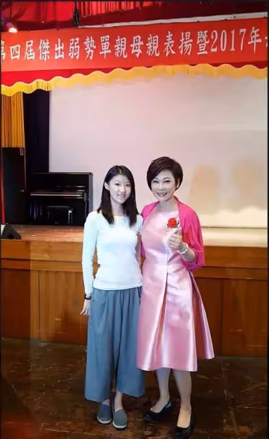 聽聞繼母對女兒不好,張月麗不讓孩子受委屈,接回身邊砸千萬培養今名校畢業,淚訴:是此生最棒的禮物