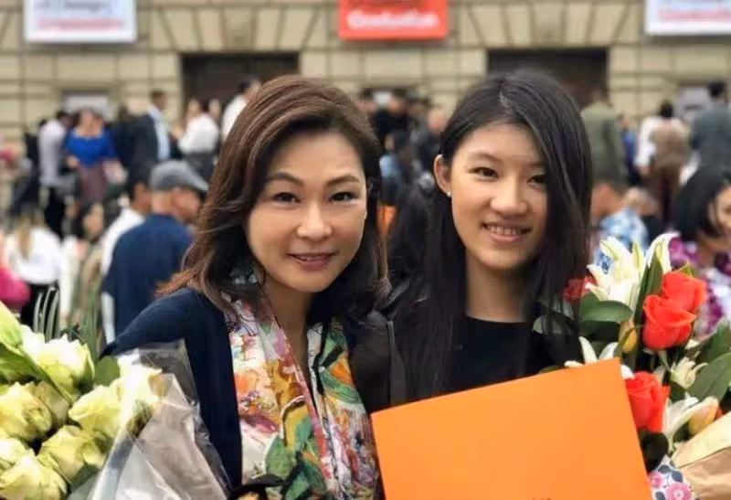 聽聞繼母對女兒不好,張月麗不讓孩子受委屈,接回身邊砸千萬培養今名校畢業,淚訴:是此生最棒的禮物