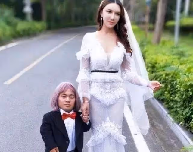 曾因演潘金蓮走紅,先嫁1米侏儒男後嫁2米巨人,近況曝光網友:她自作自受