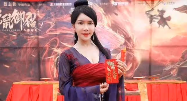 曾因演潘金蓮走紅,先嫁1米侏儒男後嫁2米巨人,近況曝光網友:她自作自受