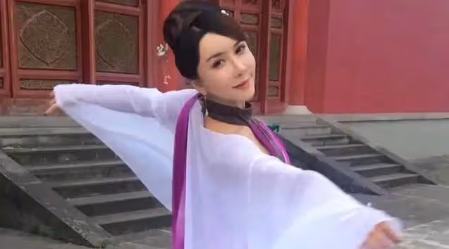曾因演潘金蓮走紅,先嫁1米侏儒男後嫁2米巨人,近況曝光網友:她自作自受