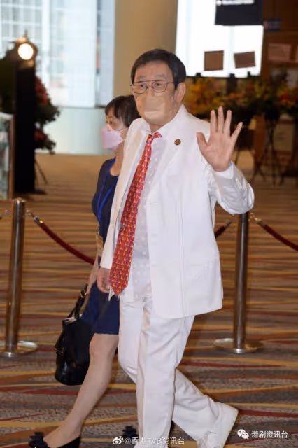胡楓孫仔孫女陪領獎個個餅印樣!確診後痊癒精神奕奕