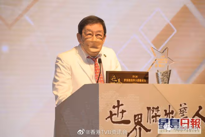 胡楓孫仔孫女陪領獎個個餅印樣!確診後痊癒精神奕奕