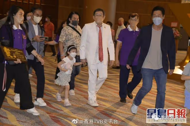 胡楓孫仔孫女陪領獎個個餅印樣!確診後痊癒精神奕奕