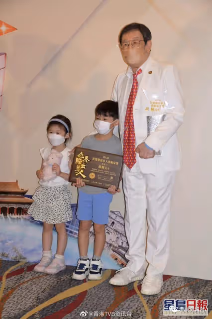 胡楓孫仔孫女陪領獎個個餅印樣!確診後痊癒精神奕奕