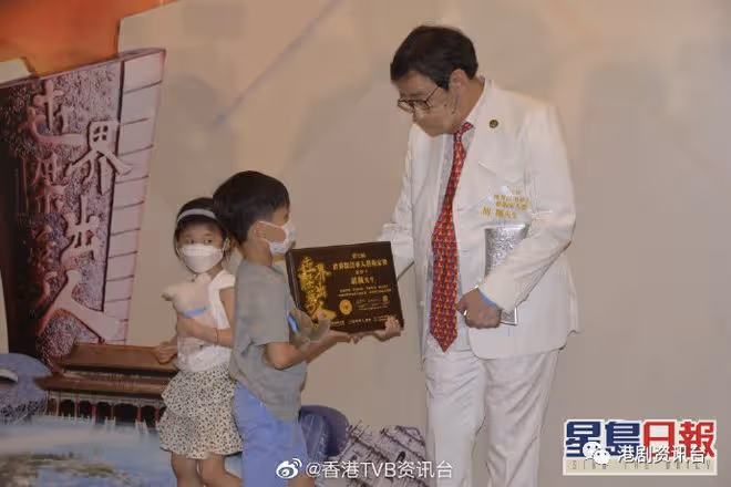 胡楓孫仔孫女陪領獎個個餅印樣!確診後痊癒精神奕奕