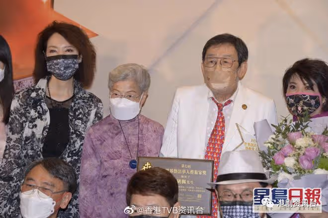 胡楓孫仔孫女陪領獎個個餅印樣!確診後痊癒精神奕奕