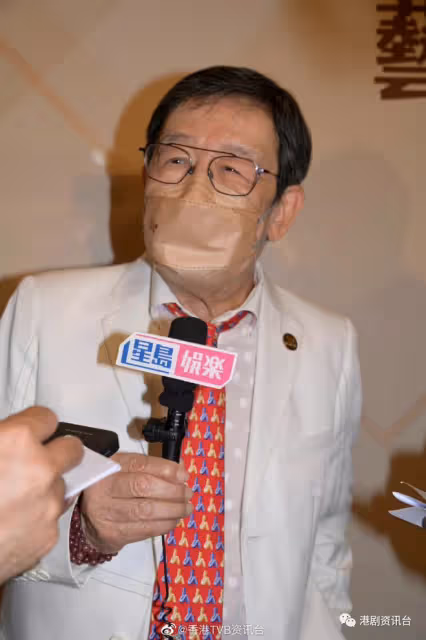 胡楓孫仔孫女陪領獎個個餅印樣!確診後痊癒精神奕奕