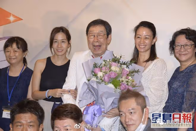 胡楓孫仔孫女陪領獎個個餅印樣!確診後痊癒精神奕奕