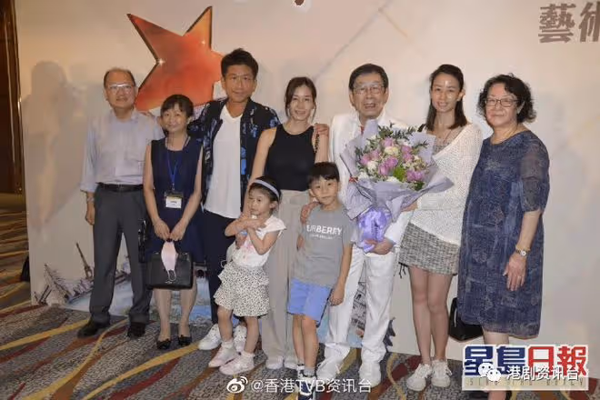 胡楓孫仔孫女陪領獎個個餅印樣!確診後痊癒精神奕奕