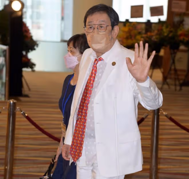 霍啟剛為胡楓頒發藝術家大獎!90歲老戲骨精神好,倆曾孫陪同領獎