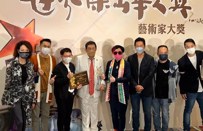 霍啟剛為胡楓頒發藝術家大獎!90歲老戲骨精神好,倆曾孫陪同領獎