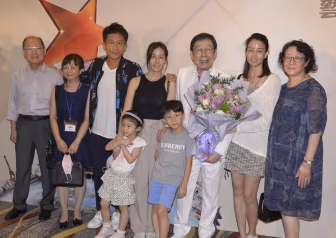 霍啟剛為胡楓頒發藝術家大獎!90歲老戲骨精神好,倆曾孫陪同領獎