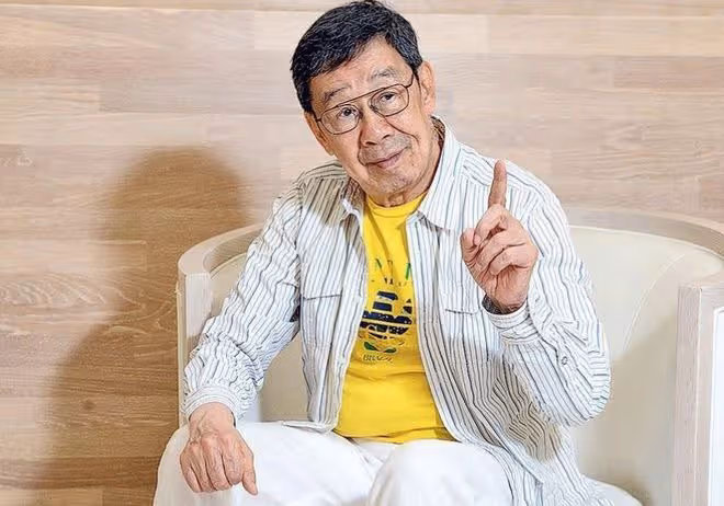 霍啟剛為胡楓頒發藝術家大獎!90歲老戲骨精神好,倆曾孫陪同領獎
