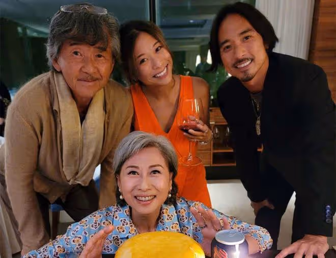 林子祥前妻回國與兒子團聚，頭髮花白難掩氣質，跟準兒媳相談甚歡