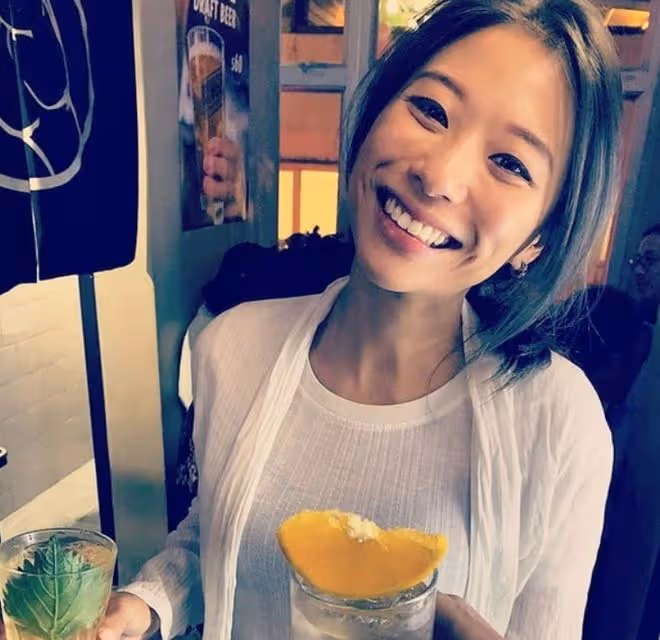 林子祥前妻回國與兒子團聚,頭髮花白難掩氣質,跟準兒媳相談甚歡