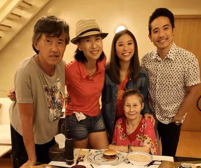 林子祥前妻回國與兒子團聚,頭髮花白難掩氣質,跟準兒媳相談甚歡