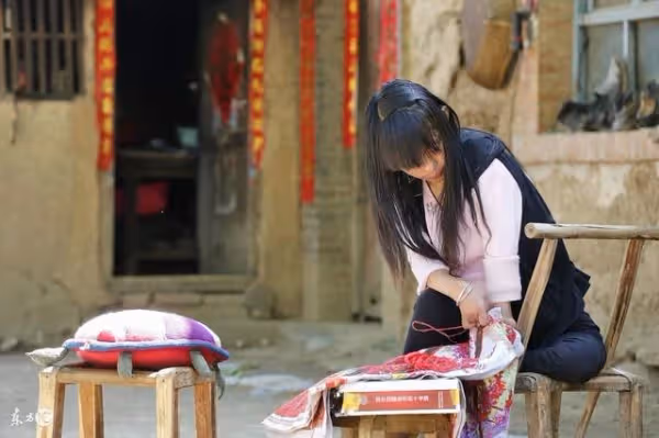 老公不嫌我是殘廢,還堅持娶我回家!結果一到婆家看到這幕,我決定報復他全家!