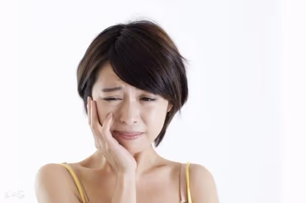 老公不嫌我是殘廢,還堅持娶我回家!結果一到婆家看到這幕,我決定報復他全家!