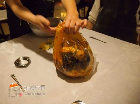 男友第一次來我家竟把阿嬤晚餐直接倒掉，聽完「他的回答」，爸爸馬上答應讓我們結婚！